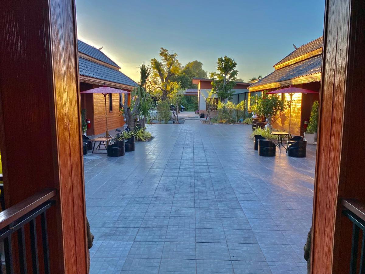 Khum Lanna Boutique Hotel Sisaket エクステリア 写真